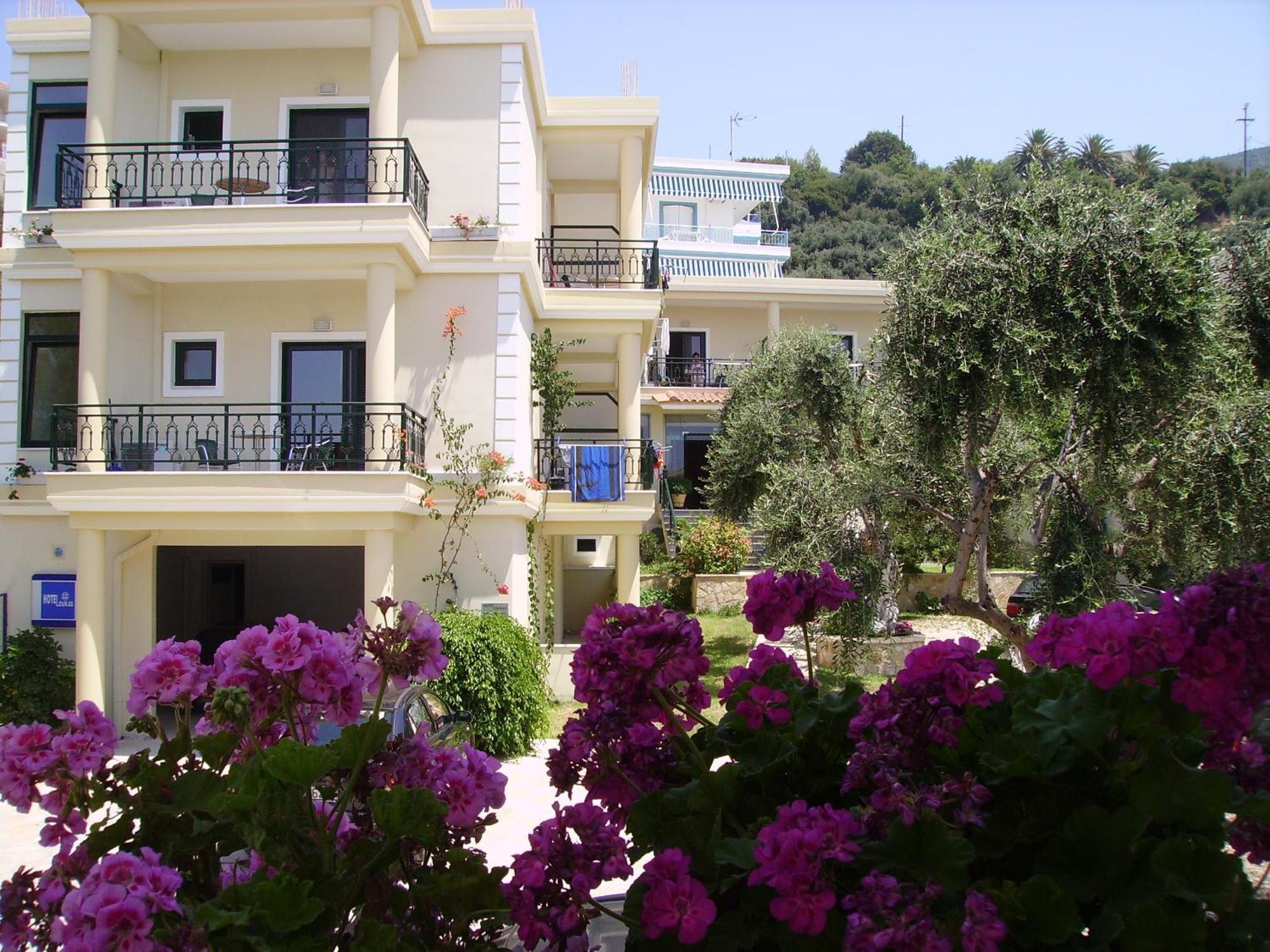 Hotel Loukas Vrachos Paralia Vrachou Bagian luar foto